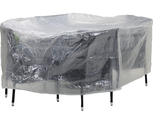 Gartenmöbel-Set unter transparenter Schutzhülle