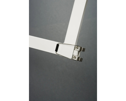 Detailansicht eines weißen Spannrahmens mit Metallelementen