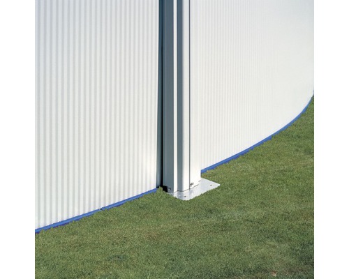 Detailansicht eines Stahlwandpools im Garten mit Metallstütze und Rasen