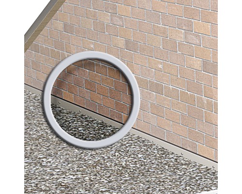 Detailansicht einer Hauswand mit Mauerwerk und Kies