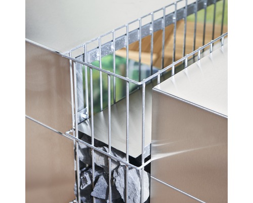 Detailansicht einer Gabione mit Steinfüllung und Sichtschutz