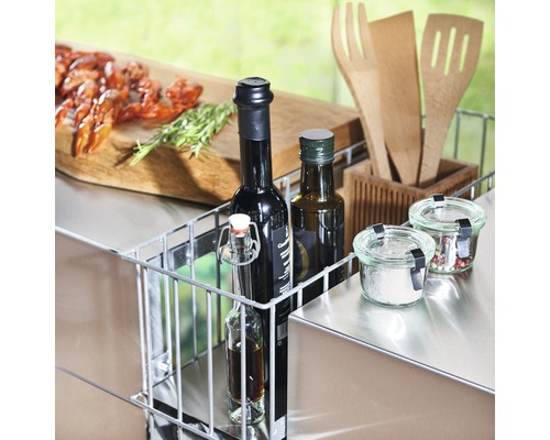 Küchenszene mit Kochutensilien, Ölflaschen, Gewürzen und Speisen