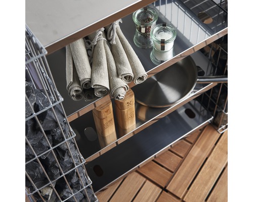 Regalwagen mit Utensilien wie Handtüchern, Gewürzen und Kochtopf