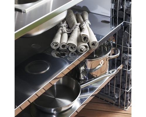 Regal mit Stoffservietten, Topf und Bratpfanne