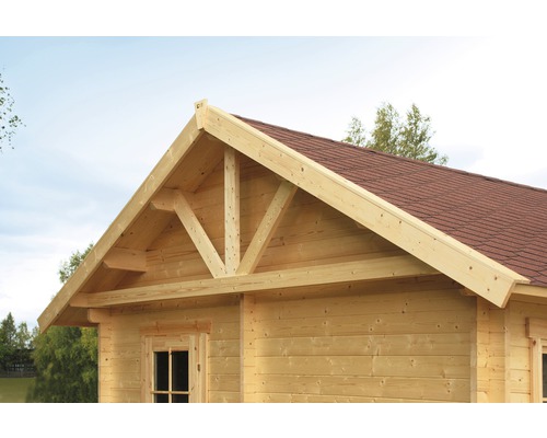 Detailansicht eines Holzhauses mit Giebeldach und Holzkonstruktion