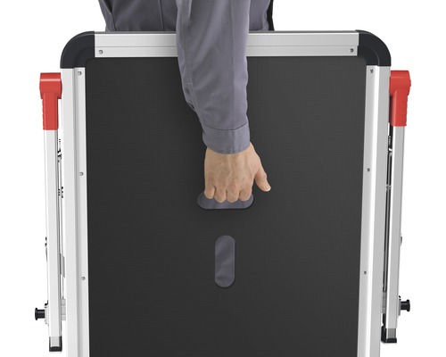 Eine Person trägt eine Arbeitsbühne mit rutschfester Plattform und Tragegriff.