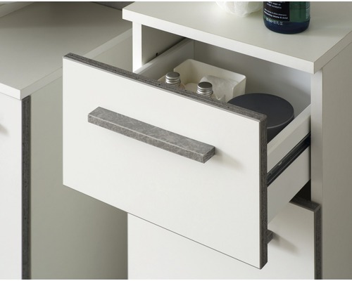 Geöffneter Badezimmerschrank mit Schublade zur Aufbewahrung von Badutensilien