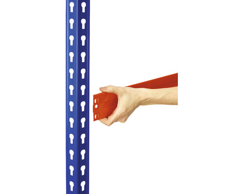 Hand montiert ein Regal an einer blauen Regalleiter