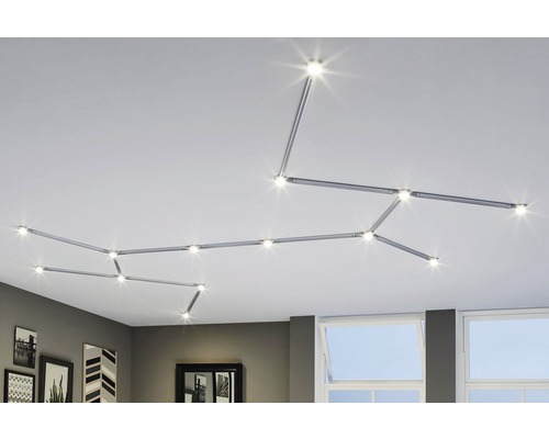 Deckenleuchte mit linearem Design im Wohnzimmer