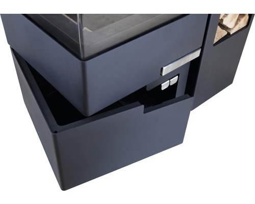 Detailansicht eines Kaminofens mit Holzfach und Schublade