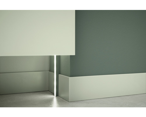 Bündige Sockelleisten mit Schattenfuge an einer Wand.