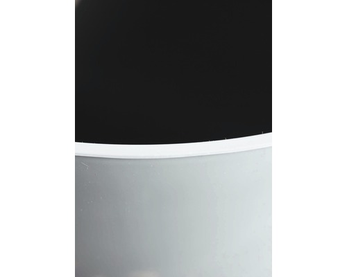 Detailaufnahme eines runden Pflanzkübels.