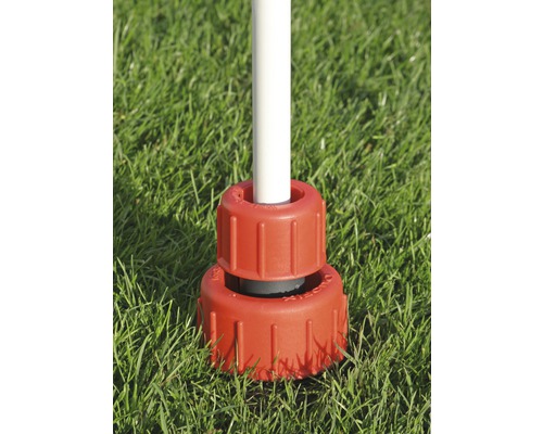 Befestigung für eine Fahnenstange im Rasen