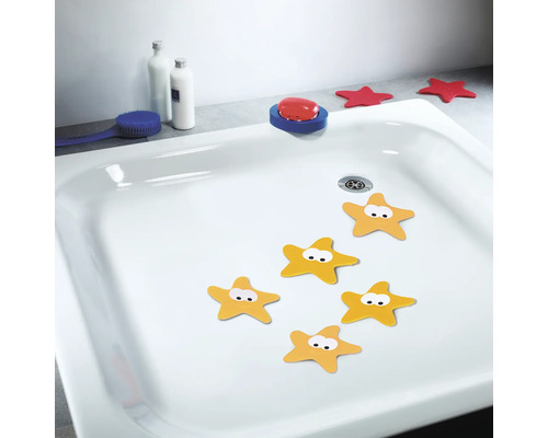 Duschwanne mit Anti-Rutsch-Aufklebern in Seesternform und Badezimmerutensilien