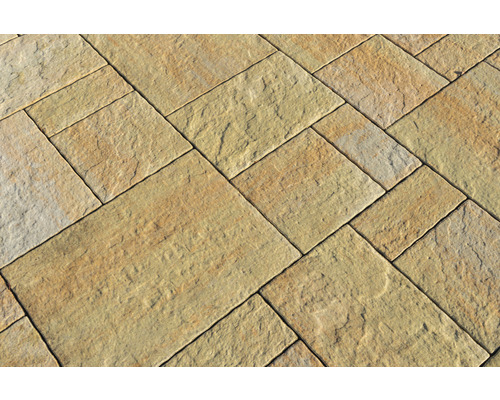 Verlegte rechteckige Pflastersteine aus Stein