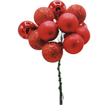 Dekorative Anordnung von roten Weihnachtskugeln mit glänzenden, matten und glitzernden Oberflächen auf einem grünen Stiel