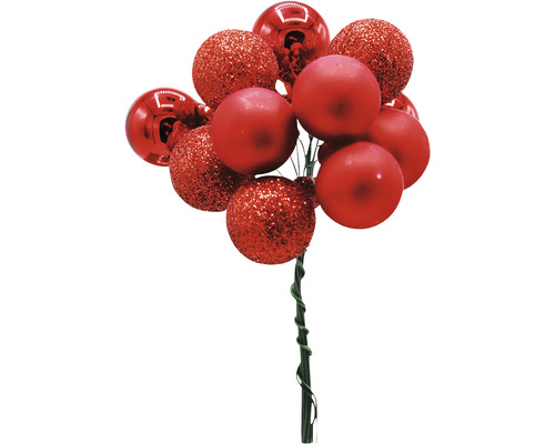 Dekorative Anordnung von roten Weihnachtskugeln mit glänzenden, matten und glitzernden Oberflächen auf einem grünen Stiel