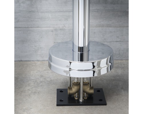 Detailansicht einer Duscharmatur mit Wasseranschlüssen.