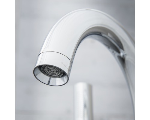 Detailansicht eines Wasserhahns mit Perlator