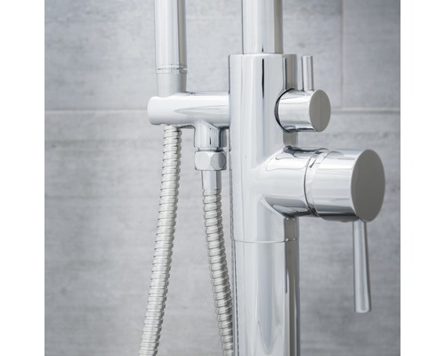 Detailaufnahme einer Duscharmatur mit Brauseschlauch