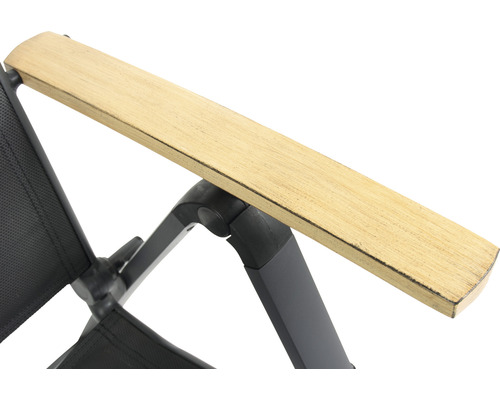 Detailansicht eines Gartenstuhls mit Armlehne aus Holz