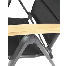 Detailansicht eines Gartenstuhls mit Armlehne aus Holz und Gestell aus Metall