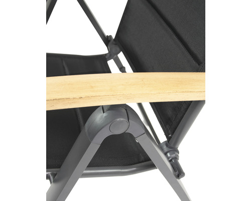 Detailansicht eines Gartenstuhls mit Armlehne aus Holz und Gestell aus Metall