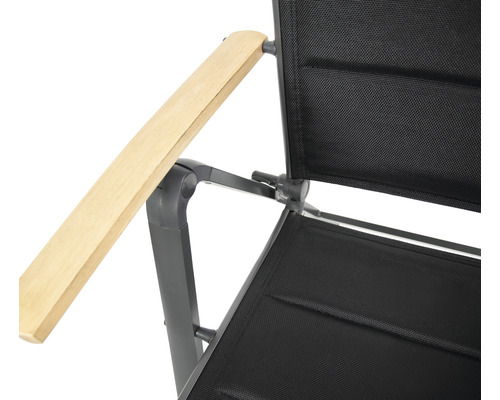 Detailaufnahme eines Gartenstuhls mit Holzarmlehne und schwarzer Sitzfläche