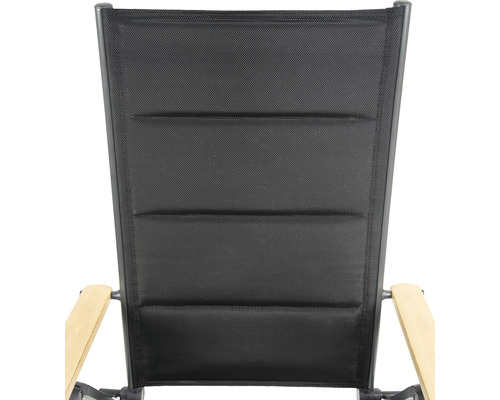 Detailansicht der Rückenlehne eines Gartenstuhls mit Textilbespannung