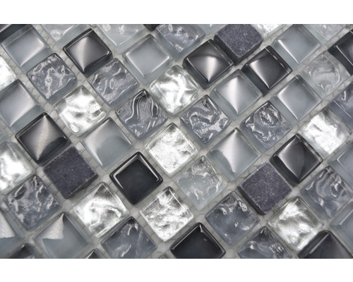 Mosaikfliese mit quadratischen Glassteinen
