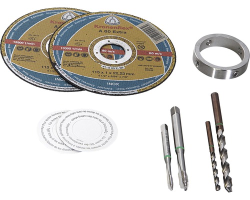 Schleifscheiben, eine Ringmutter, zwei Gewindebohrer und zwei Spiralbohrer auf weißem Grund