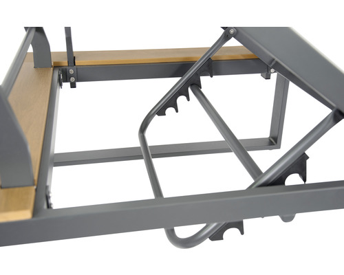 Detailansicht der Unterkonstruktion einer Gartengarnitur aus Metall und Holz.