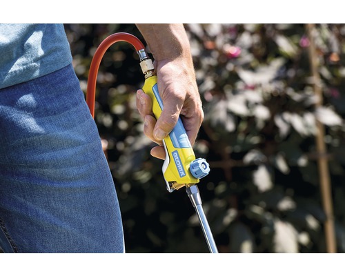 Eine Person hält einen Unkrautvernichter der Marke Gloria in der Hand.