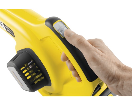 Hand betätigt Schalter eines gelben Staubsaugers