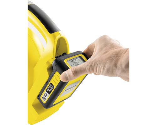 Kärcher Akku wird in ein Gartengerät eingesetzt