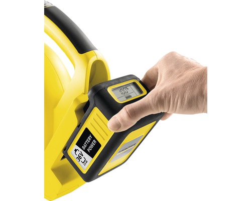 Einsetzen eines Kärcher 36 Volt Akkus in ein gelbes Kärcher Gerät.