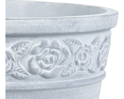 Detailansicht eines Pflanzgefäßes mit Rosenmuster