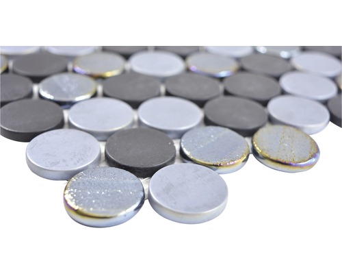 Mosaikfliese mit runden Steinen in verschiedenen Grautönen