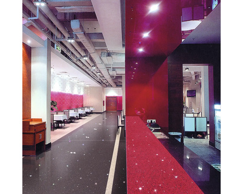 Innenraum eines Restaurants mit Tischen, Stühlen und Barelementen.