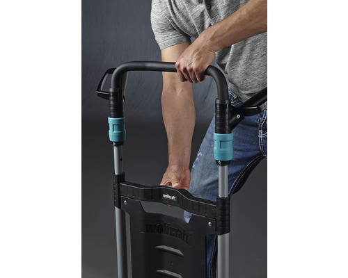 Eine Person bedient einen Treppensteiger von Wolfcraft.