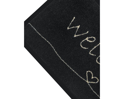Schwarze Fußmatte mit der Aufschrift Willkommen