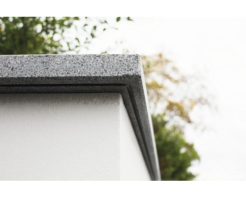 Detailansicht einer Mauerabdeckung aus Granit