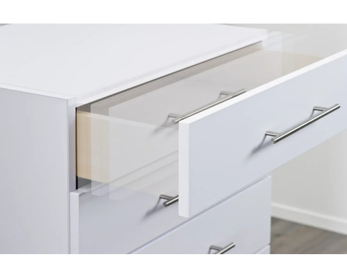 Kommode mit Schubladen und silberfarbenen Griffen