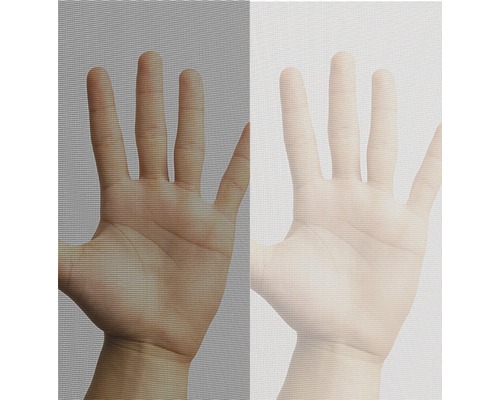 Vergleich von zwei Fliegengittern mit einer Hand dahinter, die die Lichtdurchlässigkeit zeigt