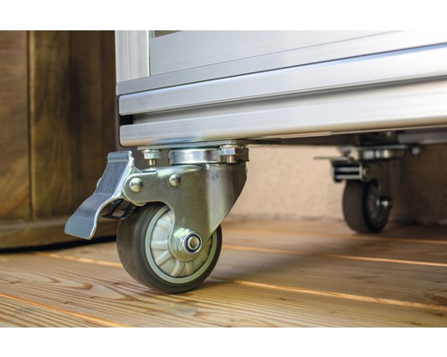 Rollen mit Feststellbremse an einem Metallrahmen auf einem Holzboden