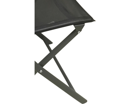 Detailansicht eines Campingstuhls mit Metallrahmen und Textilsitzfläche.