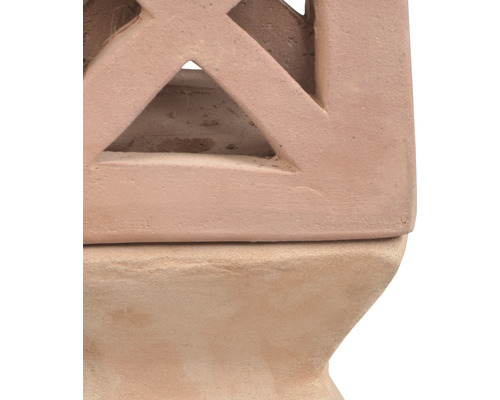 Detailansicht einer Gartenlaterne aus Terrakotta mit geometrischem Muster