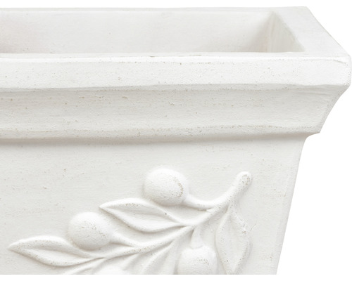 Detailansicht eines weißen Pflanzgefäßes mit Olivenzweigrelief