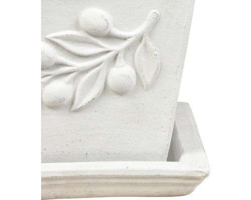 Detailansicht eines Pflanzgefäßes aus Terrakotta mit Olivenzweig-Dekor