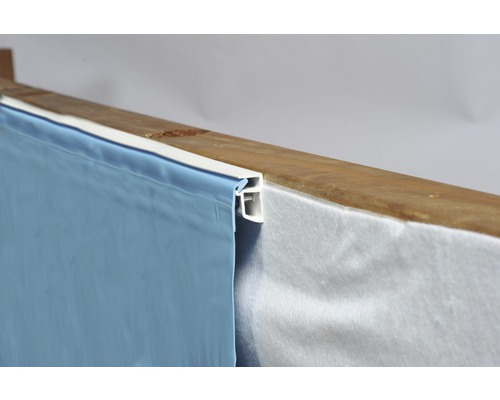 Detailansicht einer Poolfolie, die an einer Poolwand mit einem Profil befestigt ist